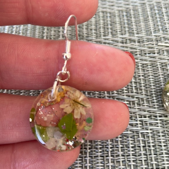 XMAS Handmade Small Pressed Flower Holiday Vibes Earrings Circle Shape - Picture 4 of 8